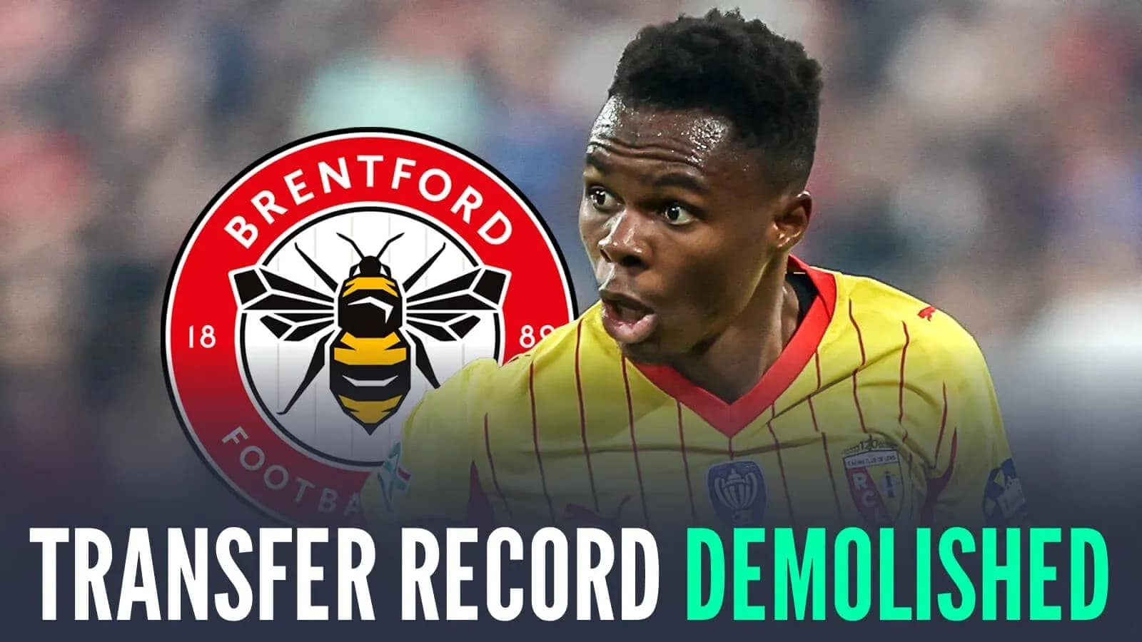 Futbolchi Brentford logosi bilan o'yinchi hayajonli