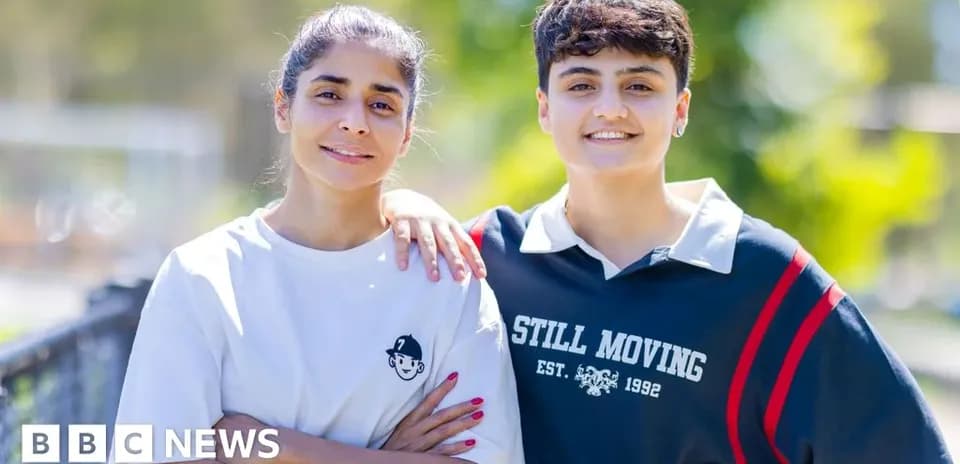 Ikkita ayol sport maydonida birga turibdi