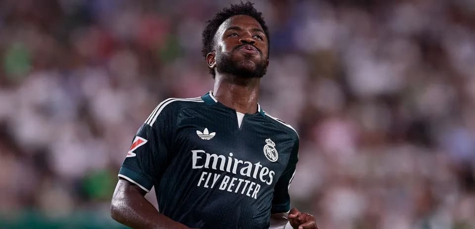 Futbolchi Real Madrid formasida maydonda yurmoqda