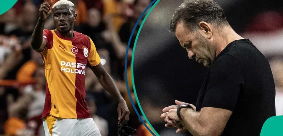 Futbolchi o'yin davomida jarohat olganiga ishora qilmoqda