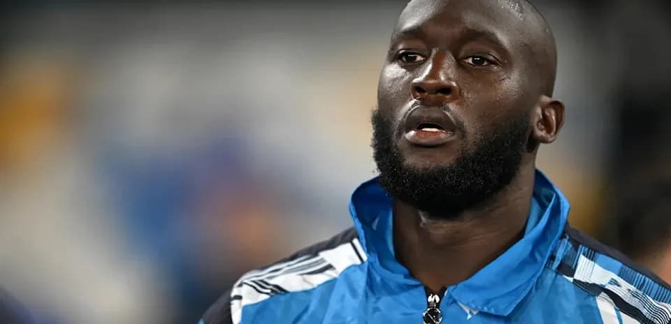 Futbolchi o'yin oldidan jamoa formasi kiygan