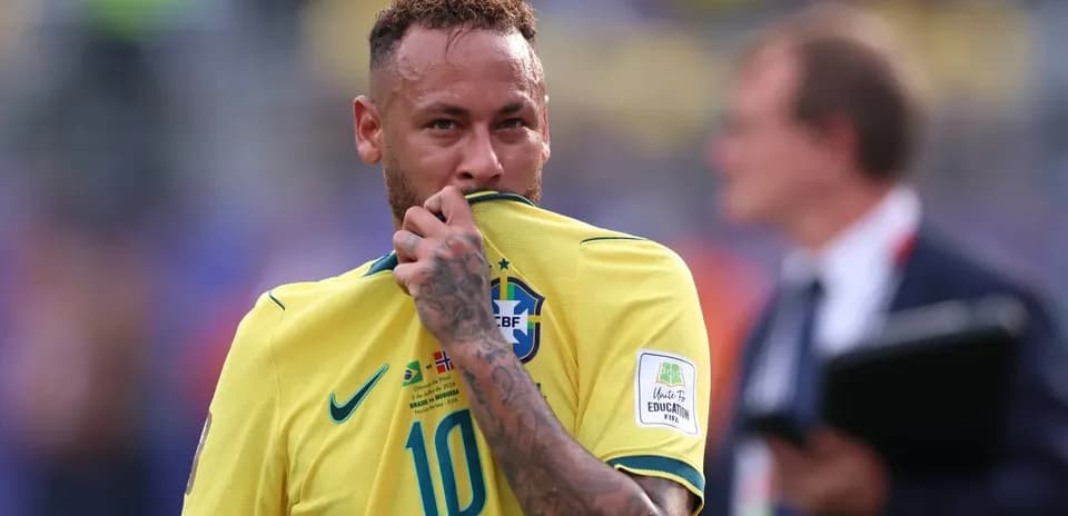 Futbolchi Neymar o'z formasini olib turgan