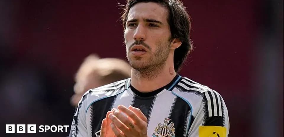 Futbolchi maydonda raqobatga tayyorlanmoqda