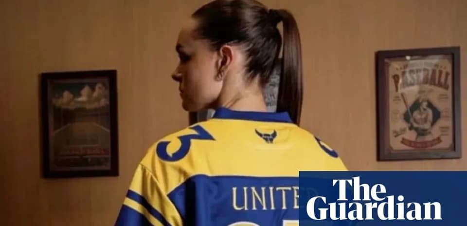 Ayolning orqa tomondan ko'rinishi, futbol ko'ylagi kiygan