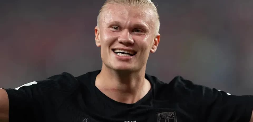 Futbolchi maydonda quvonch bilan tabriklayapti