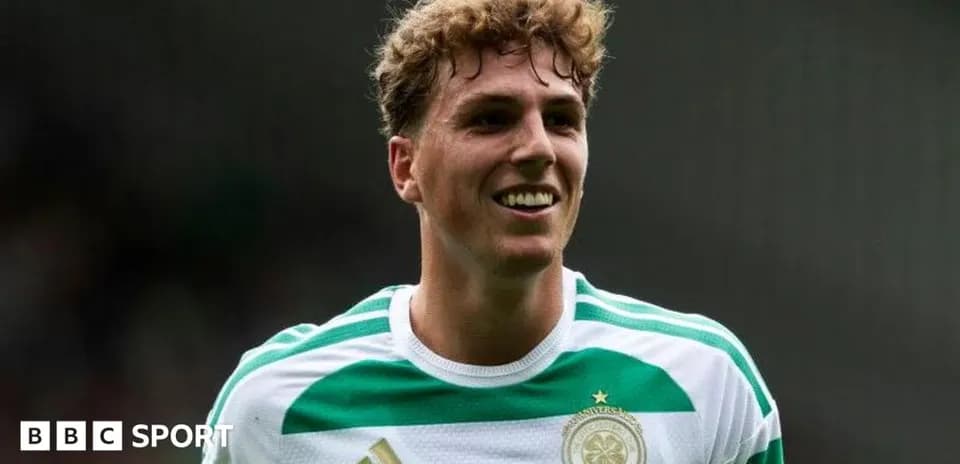 Futbolchi maydonda kulayotgan holatda