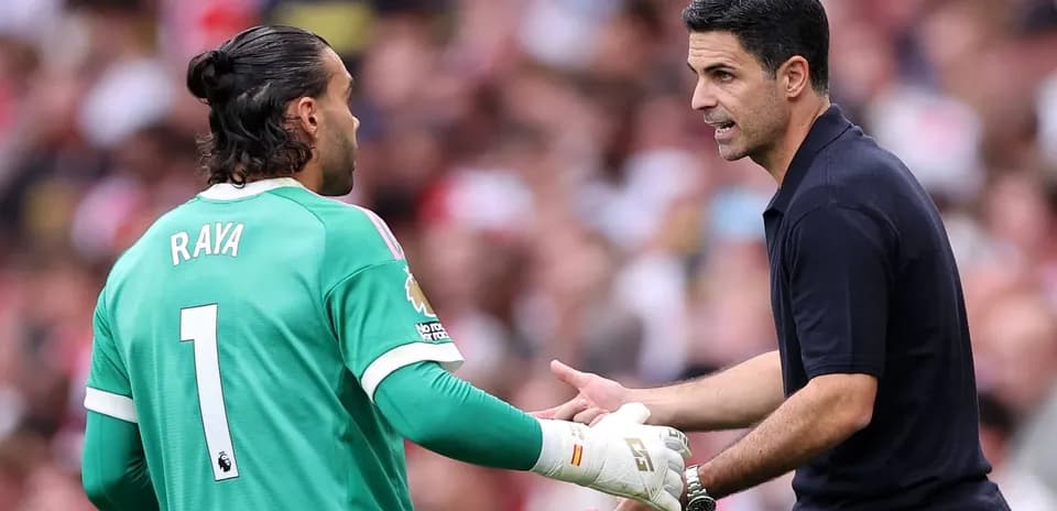 Mikel Arteta speaking with goalkeeper David Raya