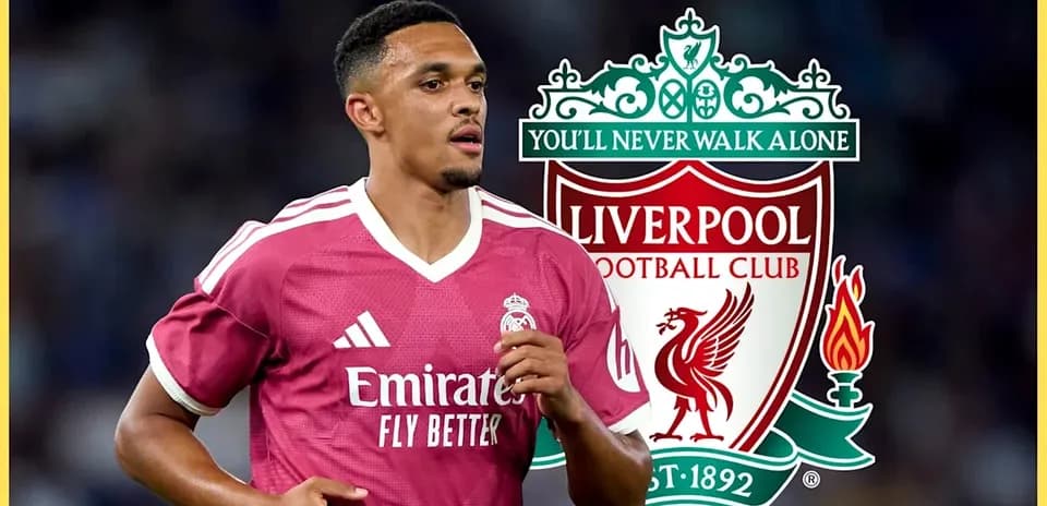 Futbolchi maydonda harakatda, Liverpool logotipi orqasida