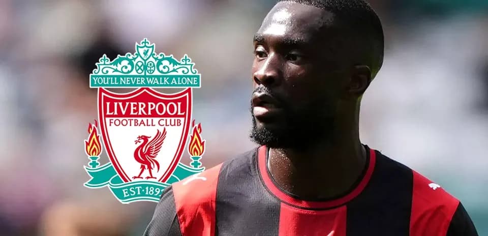 Futbolchi Liverpool logosi bilan maydonda