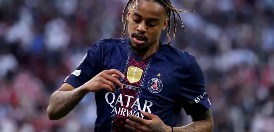 Futbolchi PSG formasi bilan maydonda harakatda