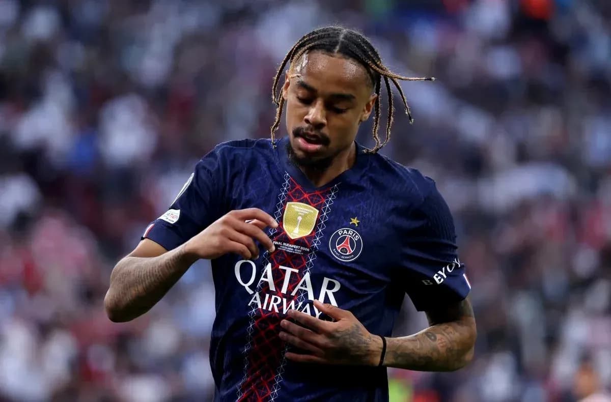 Futbolchi PSG formasi bilan maydonda harakatda