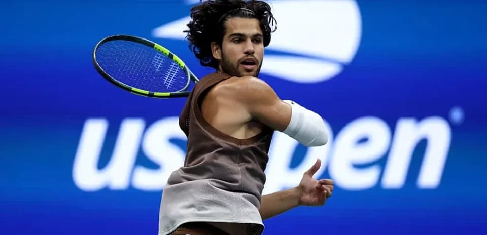 Tennis player hitting backhand during US Open match