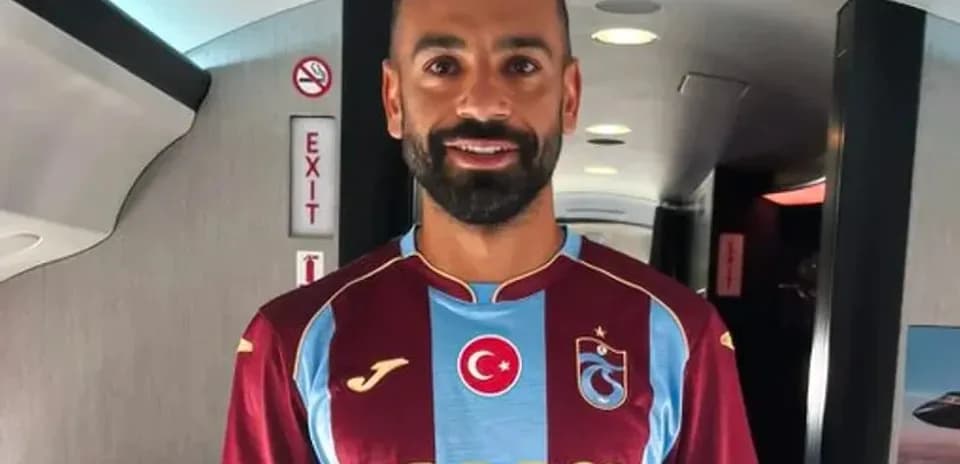 Futbolchi Trabzonspor formasi bilan tasvirlangan