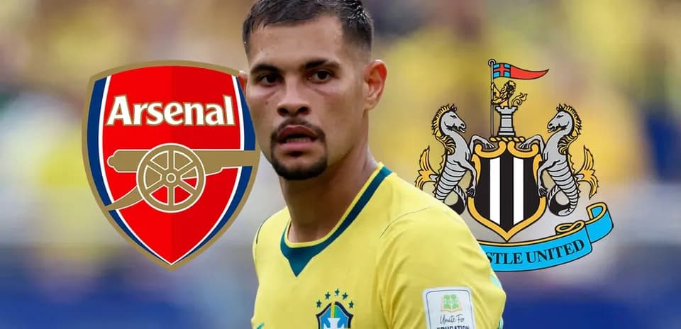 Futbolchi Arsenal va Newcastle emblemalari bilan