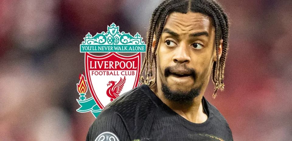 Futbolchi Liverpool logosi bilan maydonda