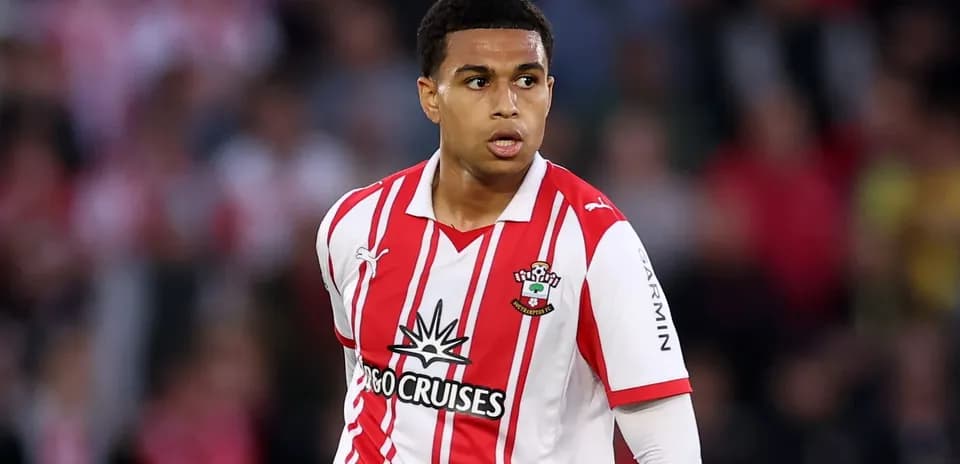 Futbolchi Southampton formasida maydonda harakatda