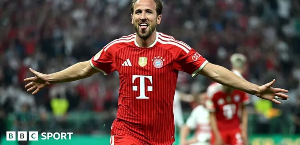 Futbolchi Bayern formasida gollarni nishonlayapti