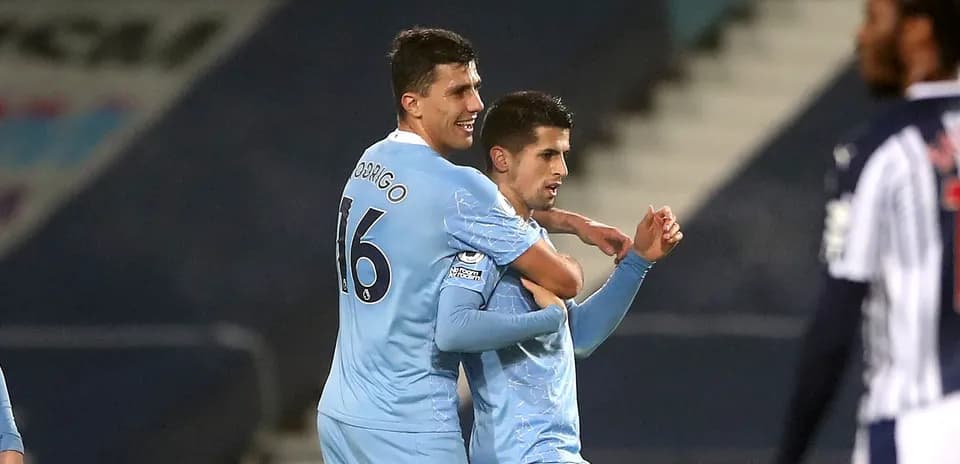 Ikkita futbolchi quvonch bilan bir-biriga quchoqlanmoqda