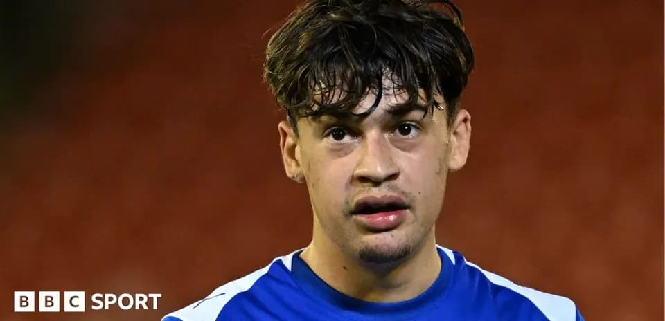 Futbolchi o'yin maydonida, ko'ylakda