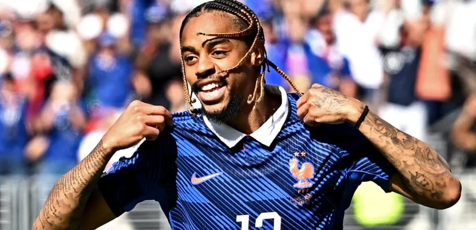 Futbolchi 12-raqamli forma bilan g'alaba qozonmoqda