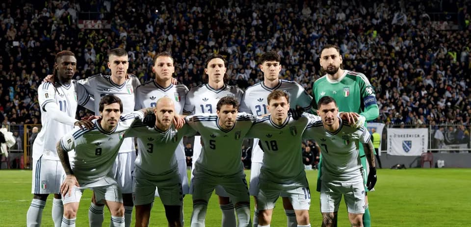 Italiya futbol jamoasi o'yin oldidan pozada
