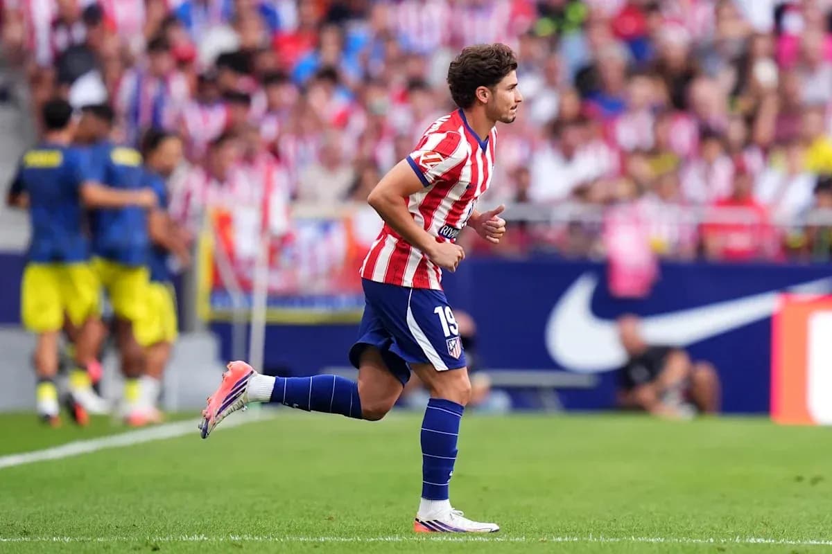 Futbolchi maydonda yugurayotgan, Atletico Madrid formasi