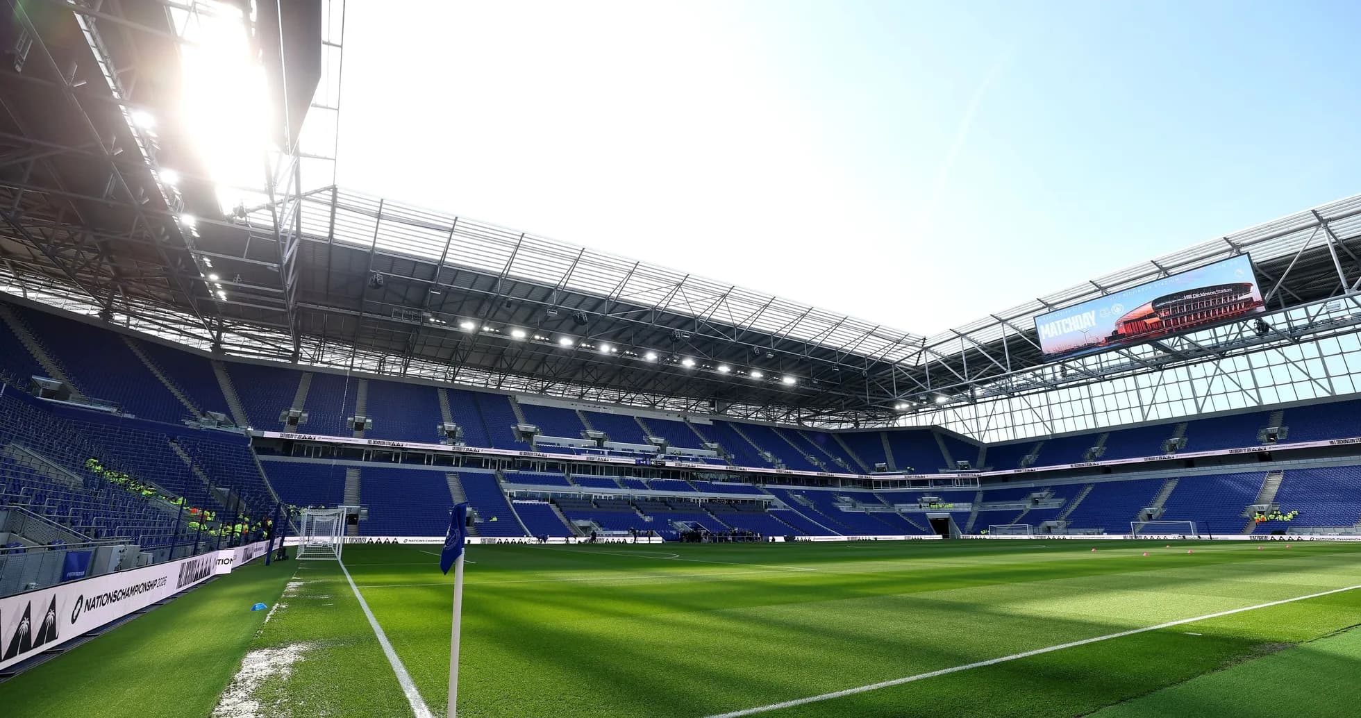 Bo'sh stadion ichki ko'rinishi, ko'k o'rindiqlar