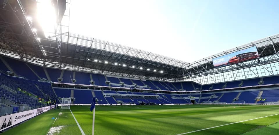Bo'sh stadion ichki ko'rinishi, ko'k o'rindiqlar
