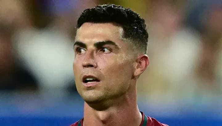 Futbolchi o'yinida to'pga e'tibor qaratgan