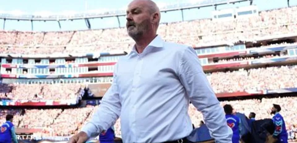 Menedjer stadionda muxlislar oldida yurmoqda