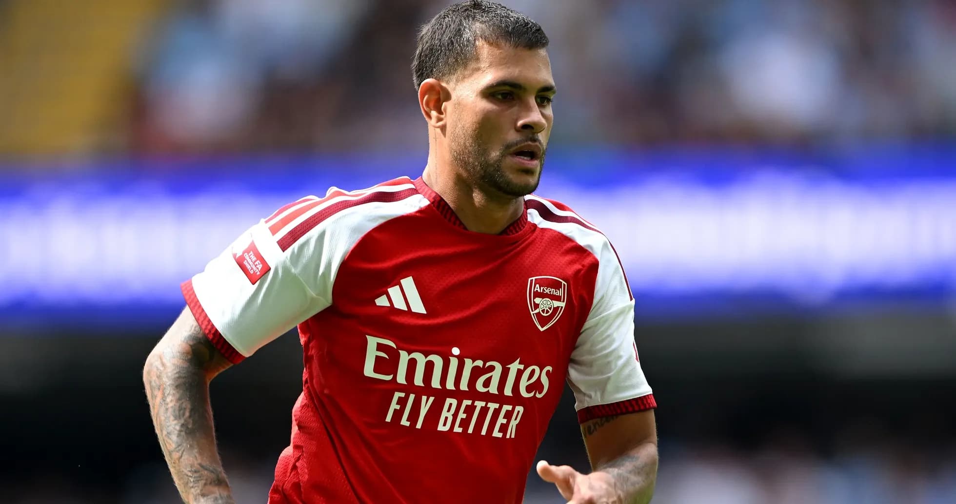 Futbolchi Arsenal formasida maydonda harakat qilmoqda