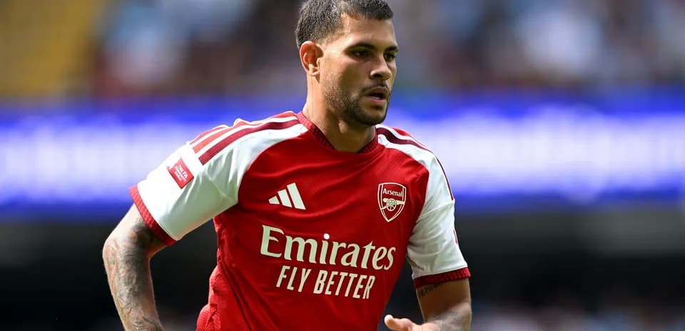 Futbolchi Arsenal formasida maydonda harakat qilmoqda