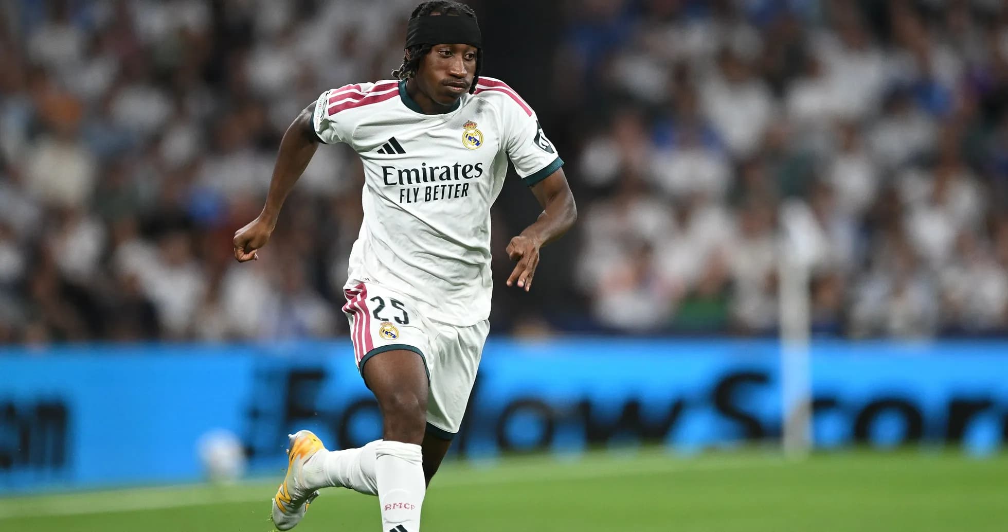 Futbolchi Real Madrid formasida maydonda yugurmoqda