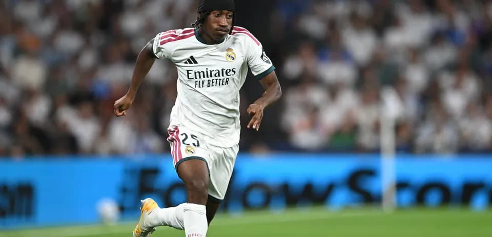 Futbolchi Real Madrid formasida maydonda yugurmoqda