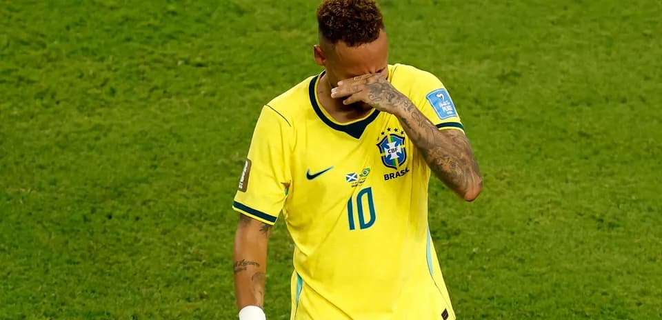 Futbolchi Neymar o'yin davomida yig'layapti