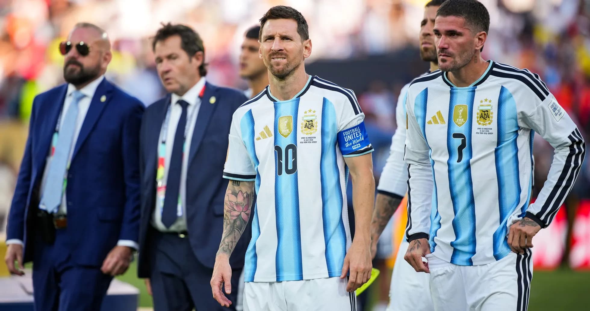 Lionel Messi and teammates leaving the pitch