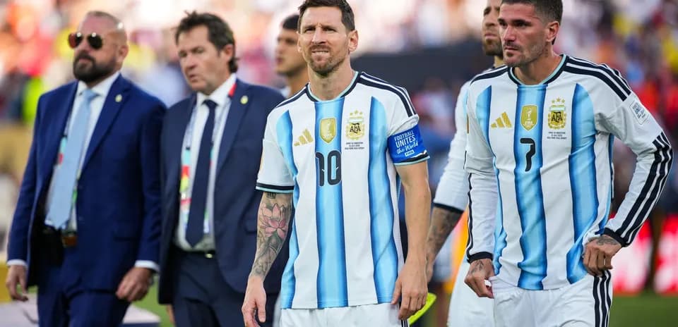 Lionel Messi and teammates leaving the pitch