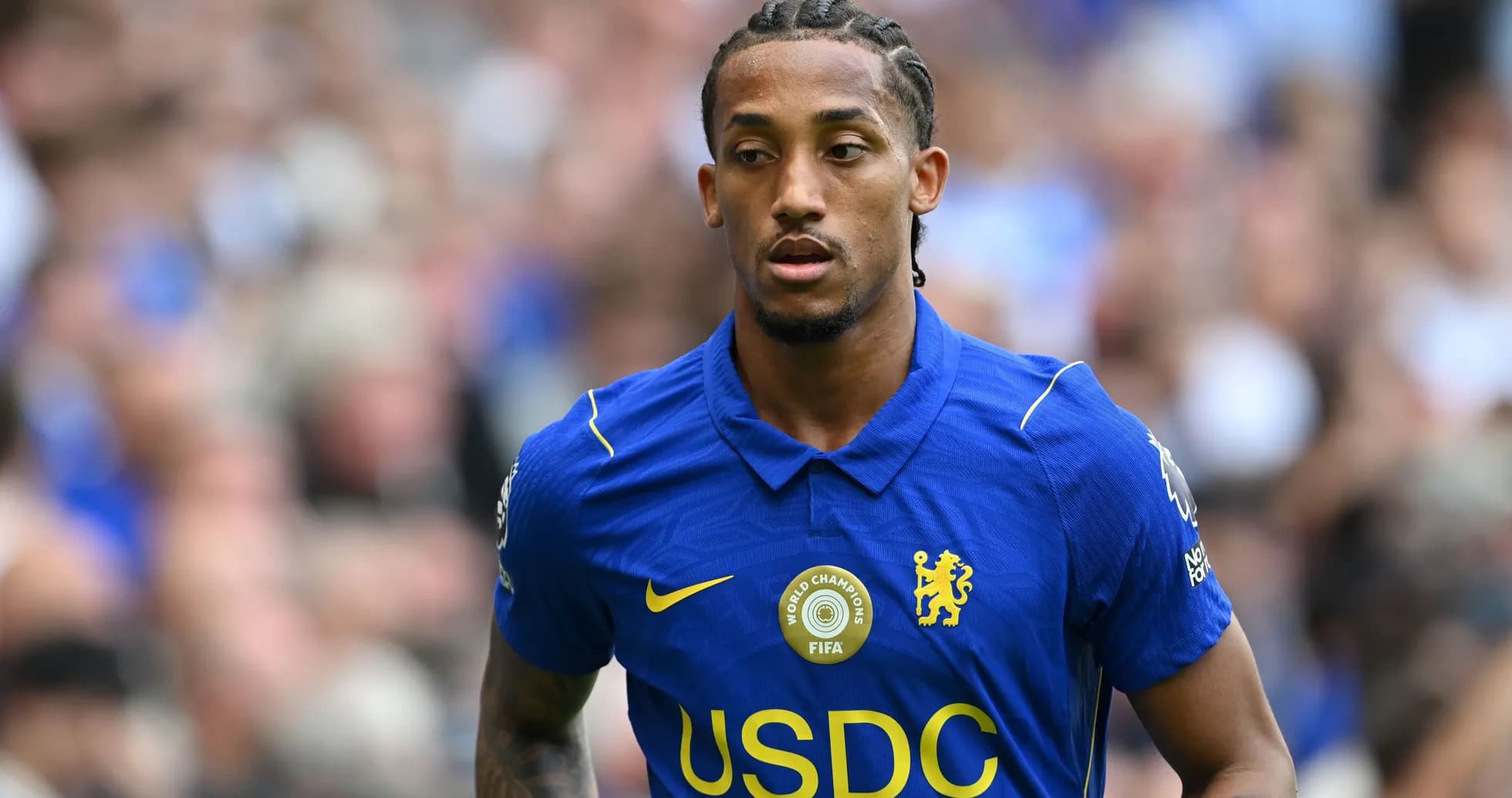 Futbolchi Chelsea formasida maydon bo'ylab yurmoqda