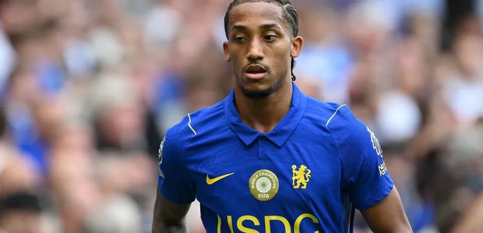 Futbolchi Chelsea formasida maydon bo'ylab yurmoqda