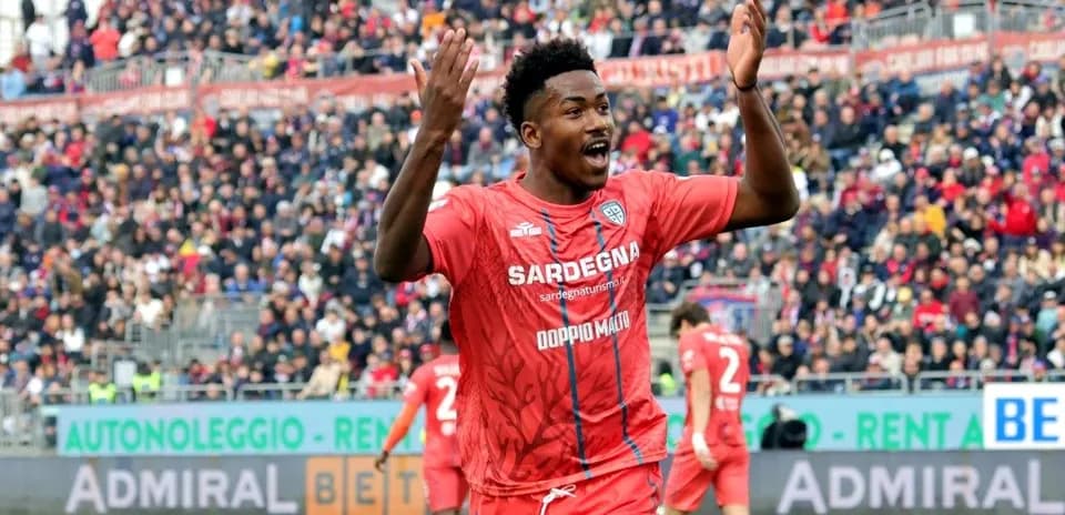 Futbolchi stadionida gol urgan o'yinchi xursand