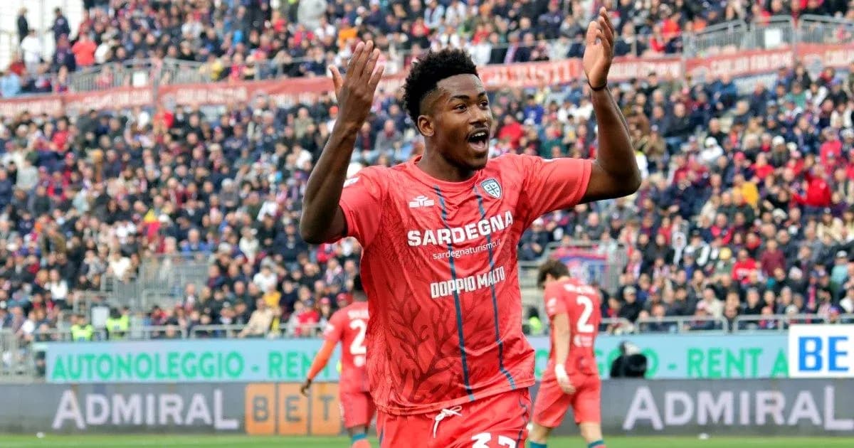 Futbolchi stadionida gol urgan o'yinchi xursand