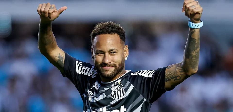 Futbolchi Neymar maydonda qo'llarini ko'tarib turibdi