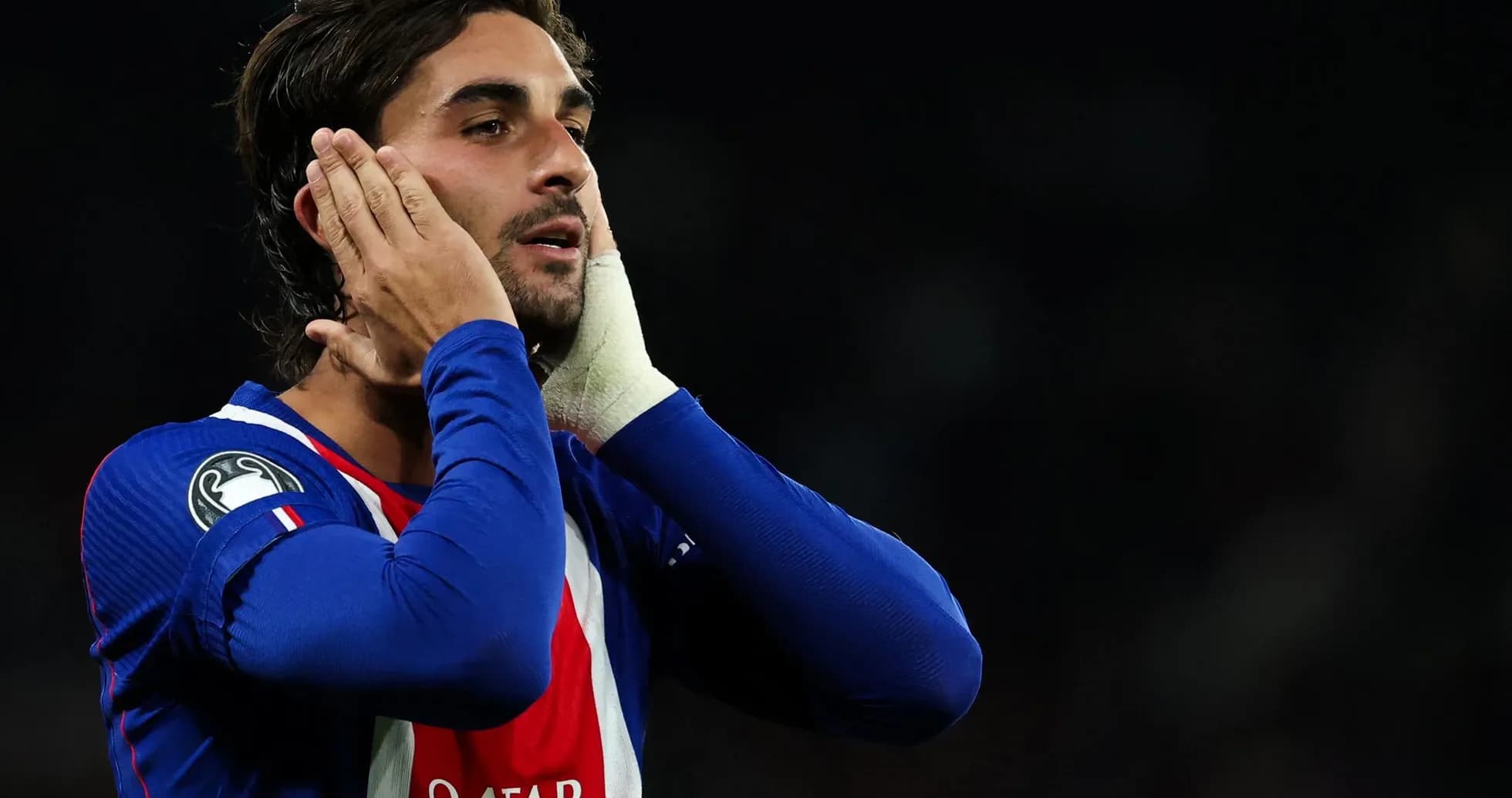 Futbolchi o'yin davomida qo'llarini boshiga qo'ygan