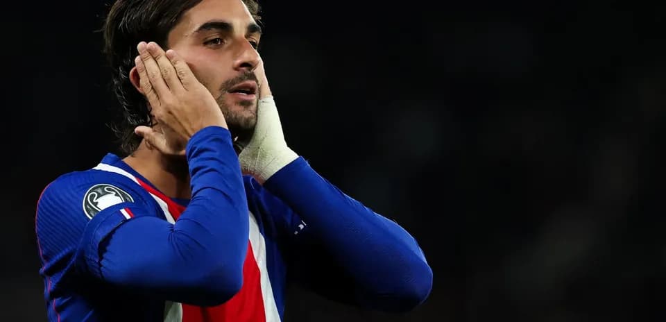 Futbolchi o'yin davomida qo'llarini boshiga qo'ygan