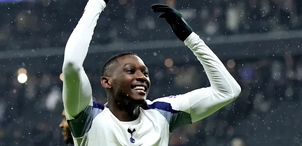 Futbolchi g'alaba nishonlayotgan payt