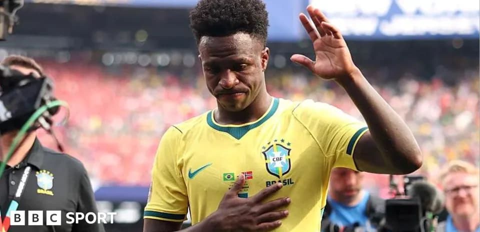 Futbolchi Brasil formasida stadionni tark etmoqda