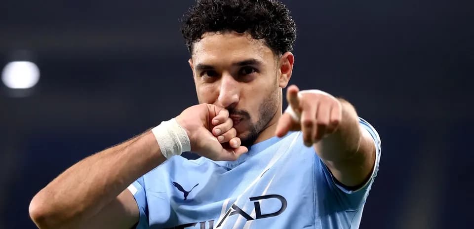 Futbolchi gol urishdan keyin nishonlayapti