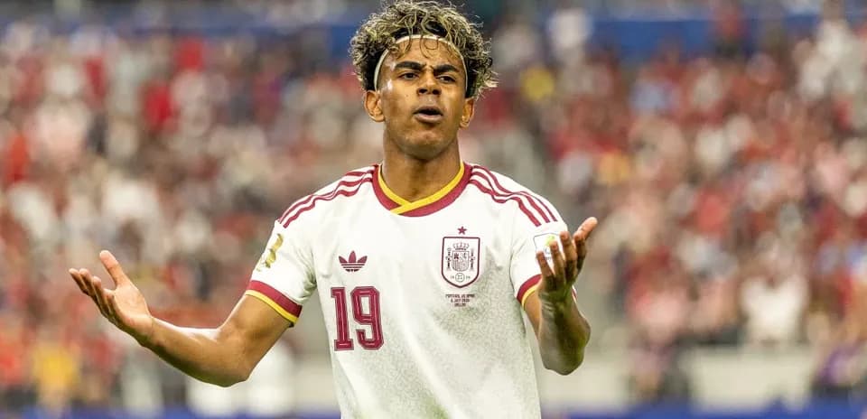 Futbolchi raqibga qarshi gestikulatsiya qilmoqda