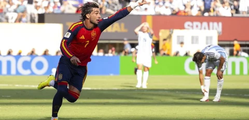Ispaniya futbolchisi gol urish joyida nishonlayapti