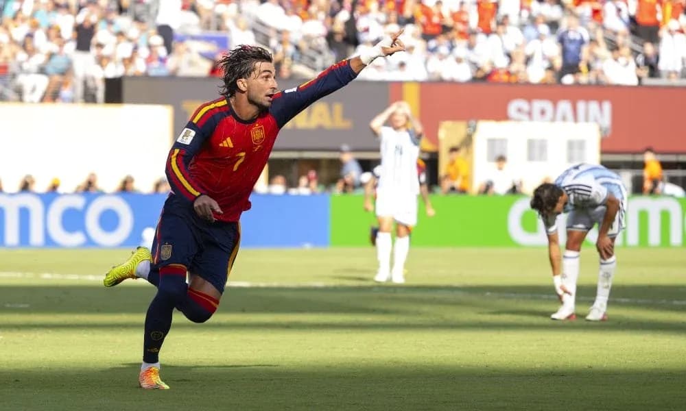 Ispaniya futbolchisi gol urish joyida nishonlayapti
